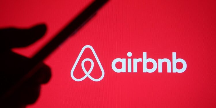 Airbnb se beneficia de la fiebre por viajar, crece 12% y proyecta sólido 2025