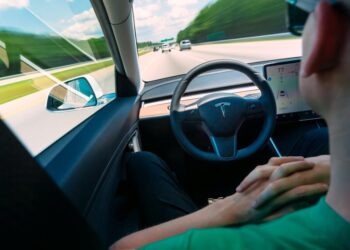 Tesla se prepara para implementar funciones de conducción autónoma completa en China