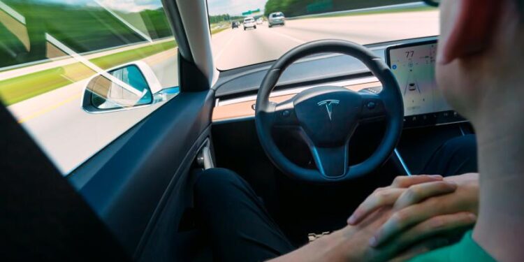 Tesla se prepara para implementar funciones de conducción autónoma completa en China