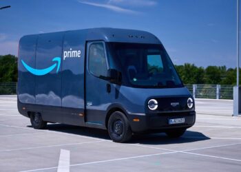 El fabricante de vehículos eléctricos Rivian abre la venta de camionetas comerciales a flotas de todos los tamaños