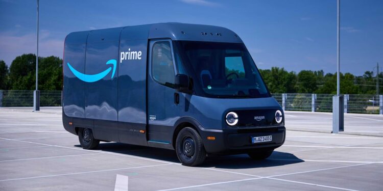 El fabricante de vehículos eléctricos Rivian abre la venta de camionetas comerciales a flotas de todos los tamaños