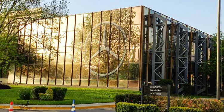Mercedes-Benz despedirá hasta al 15% de su plantilla en China ante la caída de las ventas