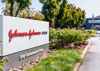 Johnson&Johnson anuncia 55,000 mdd de inversión en EU en custro años; Trump celebra