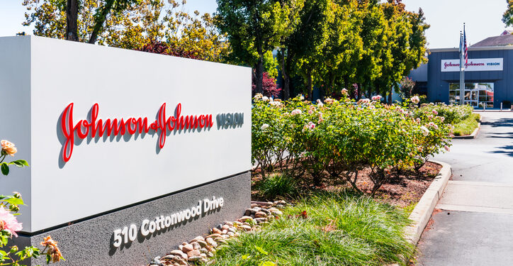 Johnson&Johnson anuncia 55,000 mdd de inversión en EU en custro años; Trump celebra