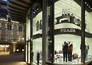 CEO de Prada vuela a Nueva York mientras se especula sobre la oferta de Versace