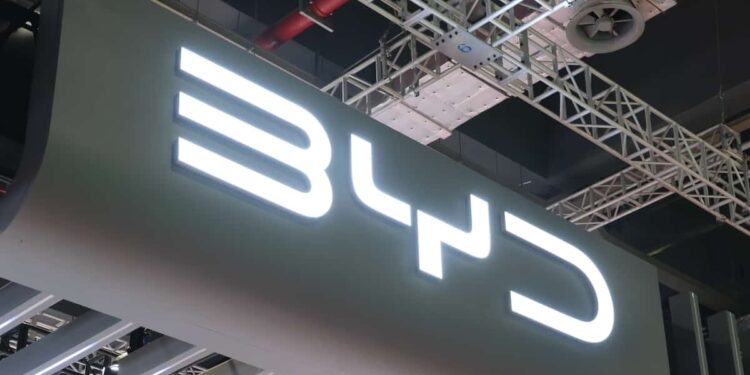 BYD rebasa a Tesla con carga de batería en 5 minutos y 400 km de autonomía
