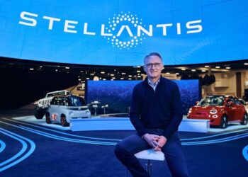 Stellantis promete producir más autos en EU; agradece a Trump exención arancelaria de un mes