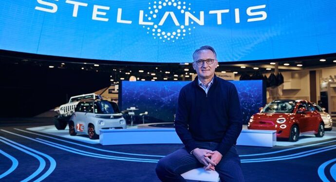 Stellantis promete producir más autos en EU; agradece a Trump exención arancelaria de un mes