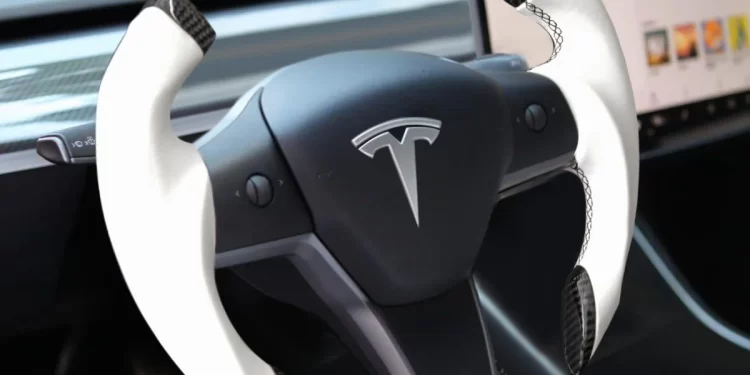 Dueños de autos Tesla se deshacen de sus unidades en protesta contra Musk