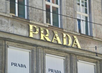 Prada compra Versace por casi 1,400 mdd, luego que aranceles de Trump casi descarrilaran la adquisición