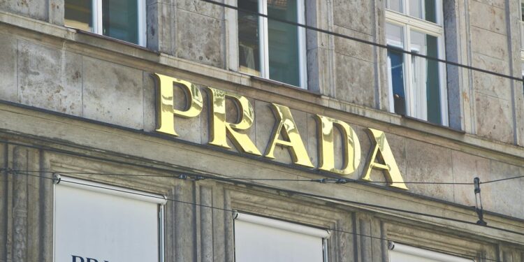 Prada compra Versace por casi 1,400 mdd, luego que aranceles de Trump casi descarrilaran la adquisición