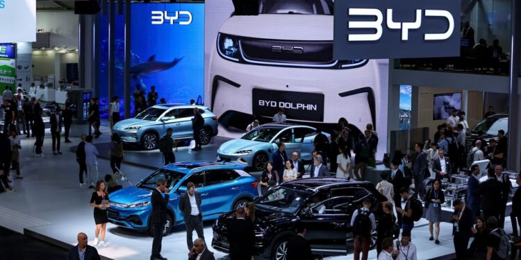 BYD buscará duplicar sus ventas en el extranjero a 800,000 unidades en 2025