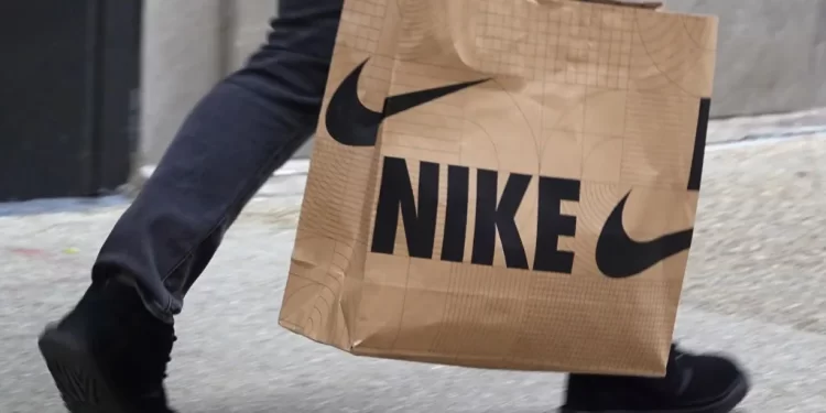 Acciones de Nike y Walmart suben por la pausa arancelaria a sus principales proveedores