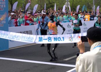 Primeros corredores de maratón robot en China tropiezan, emiten humo y se desmoronan