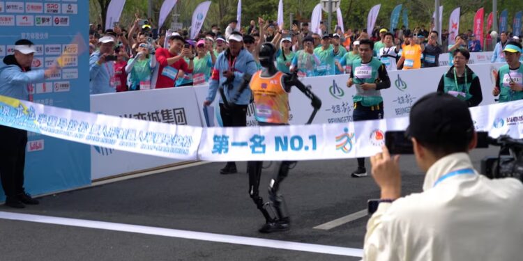 Primeros corredores de maratón robot en China tropiezan, emiten humo y se desmoronan