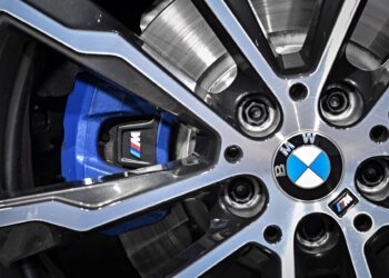 Alibaba se asocia con BMW para desarrollar inteligencia artificial para autos