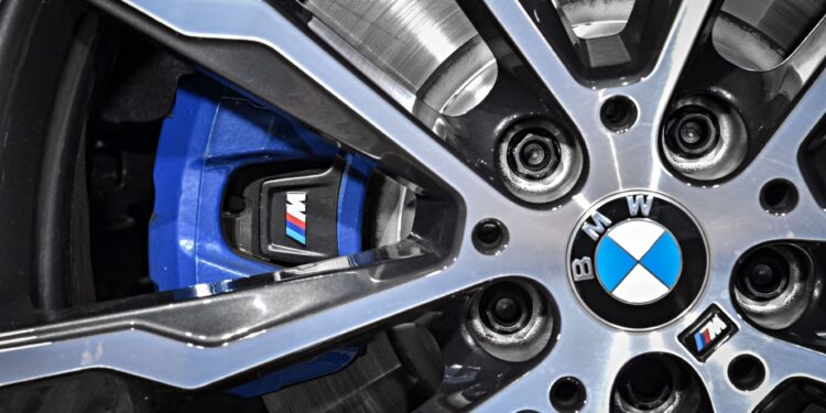 Alibaba se asocia con BMW para desarrollar inteligencia artificial para autos