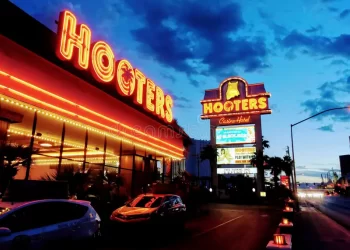Hooters se declara en bancarrota para permitir compra liderada por su fundador