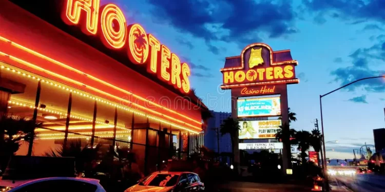 Hooters se declara en bancarrota para permitir compra liderada por su fundador