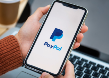 Las acciones de PayPal caen cuando un legislador de la UE plantea la posibilidad de nuevas tarifas en medio de las tensiones comerciales