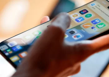Chatbots con IA amenazan a Alphabet: sus acciones sufren un golpe de US$115.000 millones