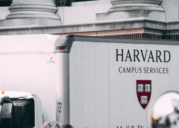 Harvard demanda al Gobierno de Trump por bloquear inscripción de estudiantes extranjeros