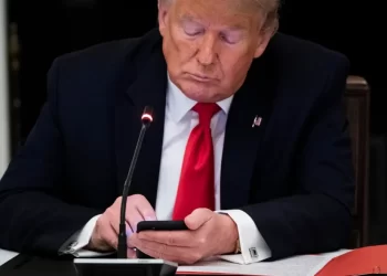 Anuncian servicio de telefonía móvil ‘Trump Mobile’ en el último esfuerzo de monetización de la presidencia