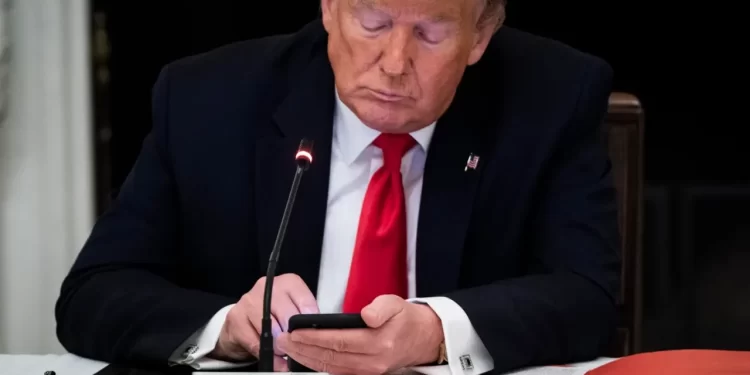 Anuncian servicio de telefonía móvil ‘Trump Mobile’ en el último esfuerzo de monetización de la presidencia