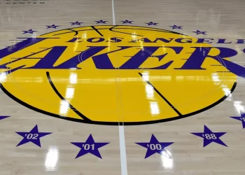 La familia Buss venderá los Lakers a Mark Walter por 10,000 mdd: la venta más cara en la historia del deporte