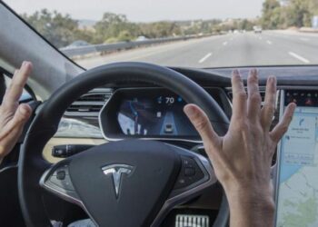 Demanda colectiva de 10.000 clientes contra Tesla: “Imagínese conduciendo por la autopista con el piloto automático activado y que este frene sin motivo aparente”