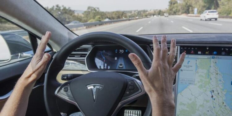 Demanda colectiva de 10.000 clientes contra Tesla: “Imagínese conduciendo por la autopista con el piloto automático activado y que este frene sin motivo aparente”