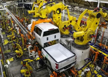 Empresas automotrices en pánico por el ‘cuello de botella’ de tierras raras y producción de automóviles