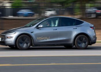 Tesla lanza su robotaxi entre un primer grupo de pasajeros que incluyó a inversores