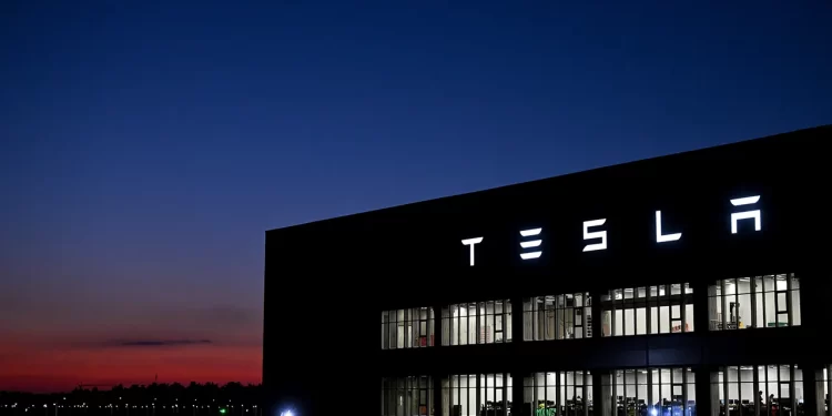 Vendedores en corto de Tesla se preparan para ganar cerca de 1,400 mdd tras caída de sus acciones