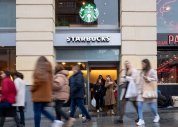 Starbucks niega planes de venta total en China mientras su negocio se estanca