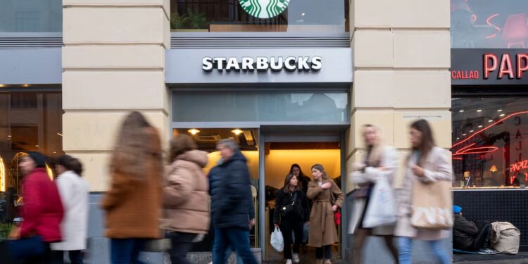 Starbucks niega planes de venta total en China mientras su negocio se estanca