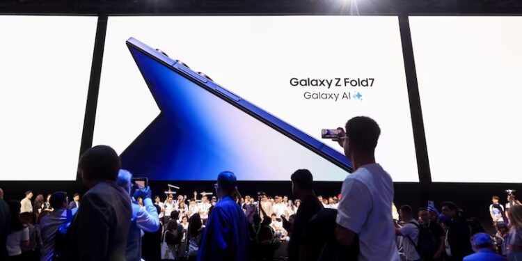 Samsung planea la venta de su primer smartphone tríptico para finales de 2025