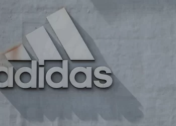 Adidas podría subir precios y advierte sobre el impacto de aranceles en sus consumidores estadounidenses