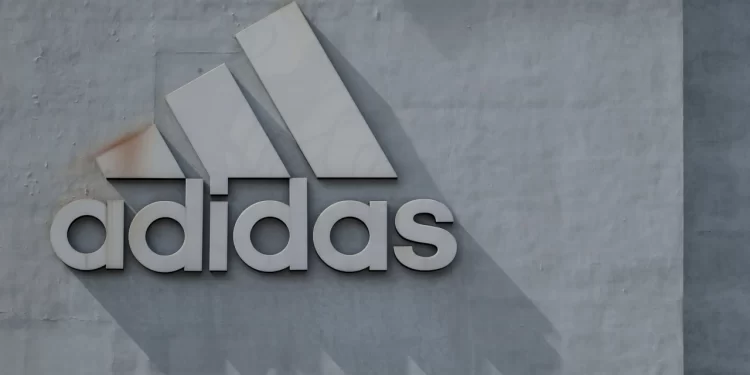 Adidas podría subir precios y advierte sobre el impacto de aranceles en sus consumidores estadounidenses