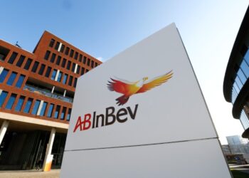 Acciones de AB InBev se desploman ante la caída de ventas de cerveza en China y Brasil