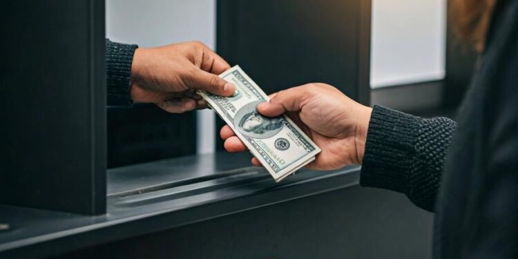 Economistas advierten efectos de posible impuesto del 1 % a remesas desde EE. UU. para RD