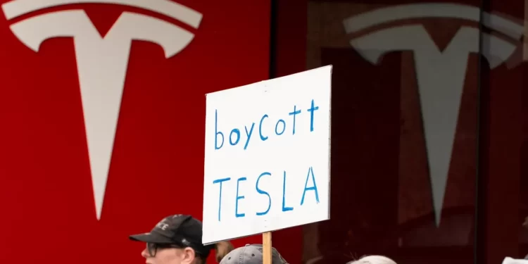 Tesla deberá pagar 329 mdd por accidente mortal relacionado con su piloto automático
