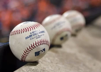 NBCUniversal y MLB negocian acuerdo de tres años cercano a los 600 mdd: WSJ
