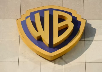 Acciones de Warner Bros. Discovery se disparan 26% mientras Paramount Skydance planea oferta