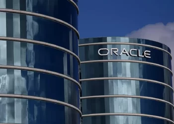 Oracle se dispara gracias a ganancias de la nube de IA; su cofundador se acerca a Musk como el hombre más rico del mundo