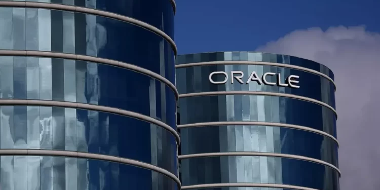 Oracle se dispara gracias a ganancias de la nube de IA; su cofundador se acerca a Musk como el hombre más rico del mundo