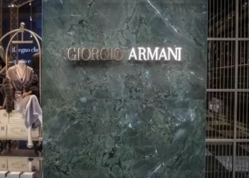 Valor de Armani va más allá de su negocio sobre moda: fragancias y gafas suman al emporio