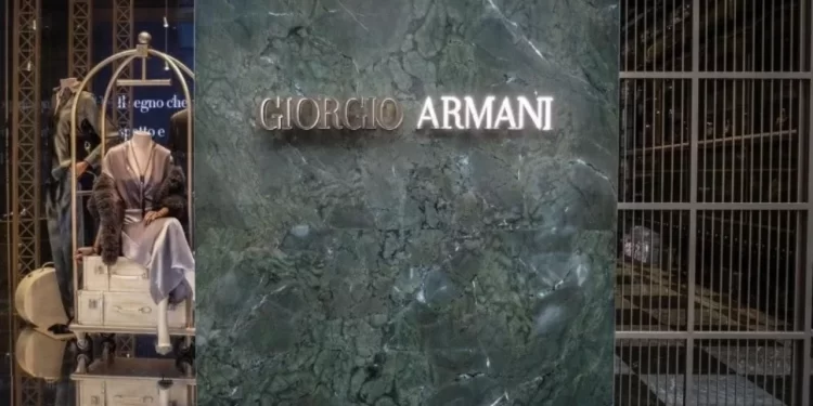 Valor de Armani va más allá de su negocio sobre moda: fragancias y gafas suman al emporio