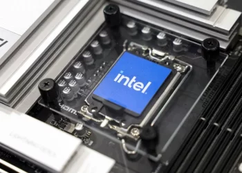 Acciones de Intel suben 6% tras supuesto acercamiento con Apple sobre una posible inversión