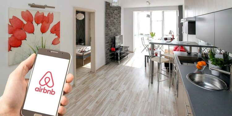 Mujeres generan más RD$3,000 millones anual con el servicio Airbnb
